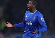 Everton e Liverpool condenam ataques racistas contra Doucouré