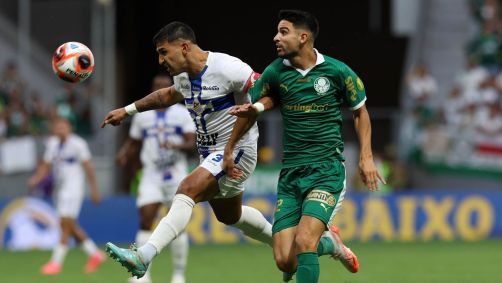 Disputa de bola no jogo Água Santa x Palmeiras