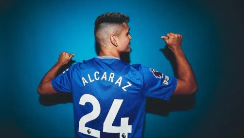 Alcaraz com a camisa do Everton