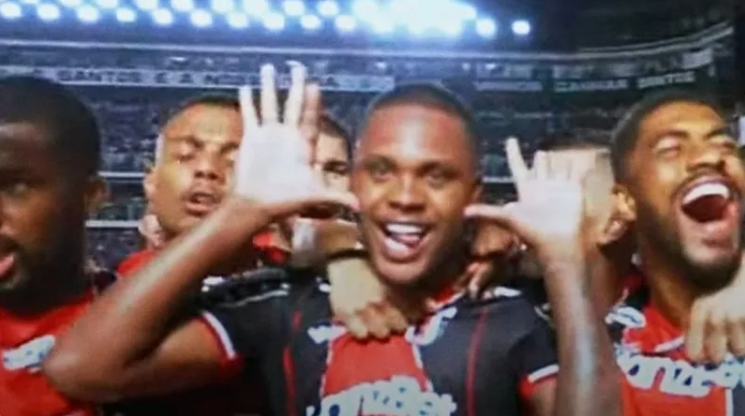 Alexandre Jesus faz comemoração estilo Neymar