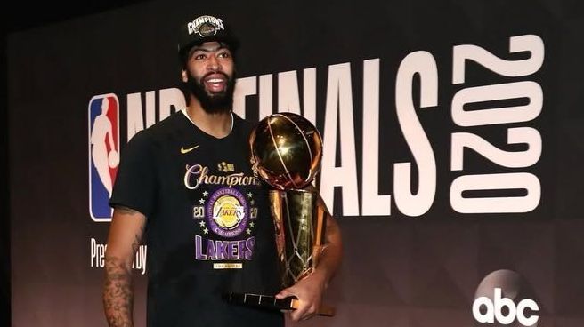 Anthony Davis com o troféu de campeão da NBA, em 2020