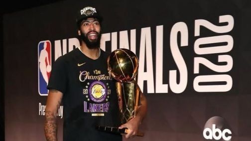 Anthony Davis com o troféu de campeão da NBA, em 2020