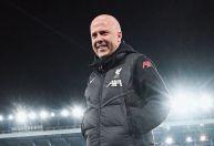 Premier League divulga suspensão de técnico do Liverpool, mas apaga post