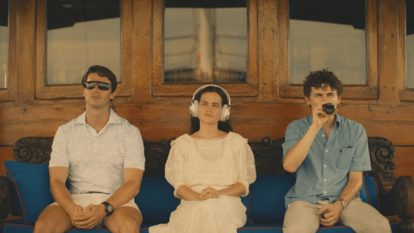 Atores de "The White Lotus": Patrick Schwarzenegger, Sarah Catherine Hook e Sam Nivola • Divulgação