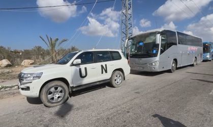 Ônibus com palestinos doentes chegam na passagem de Rafah