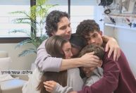 Reféns israelenses libertados pelo Hamas se reúnem com familiares