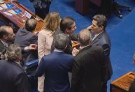 Hugo Motta e Davi Alcolumbre trocam cumprimentos no Senado