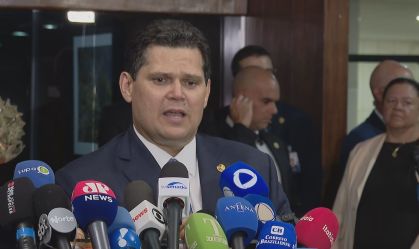 Distanciamento de Pacheco e Lira enfraqueceu o Legislativo, diz Alcolumbre