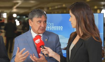 Ministro defende "presença maior" de integrantes do governo nas entregas
