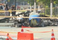 Repórter da CNN mostra local do acidente após queda de avião em SP