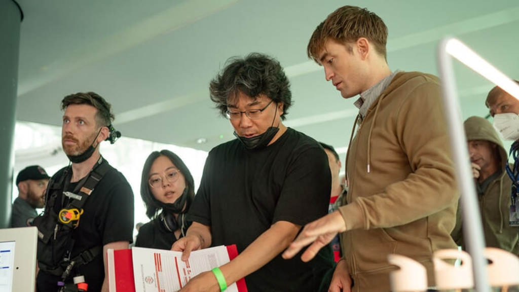 Bong Joon Ho dirigindo Robert Pattinson em "Mickey 17" • Divulgação