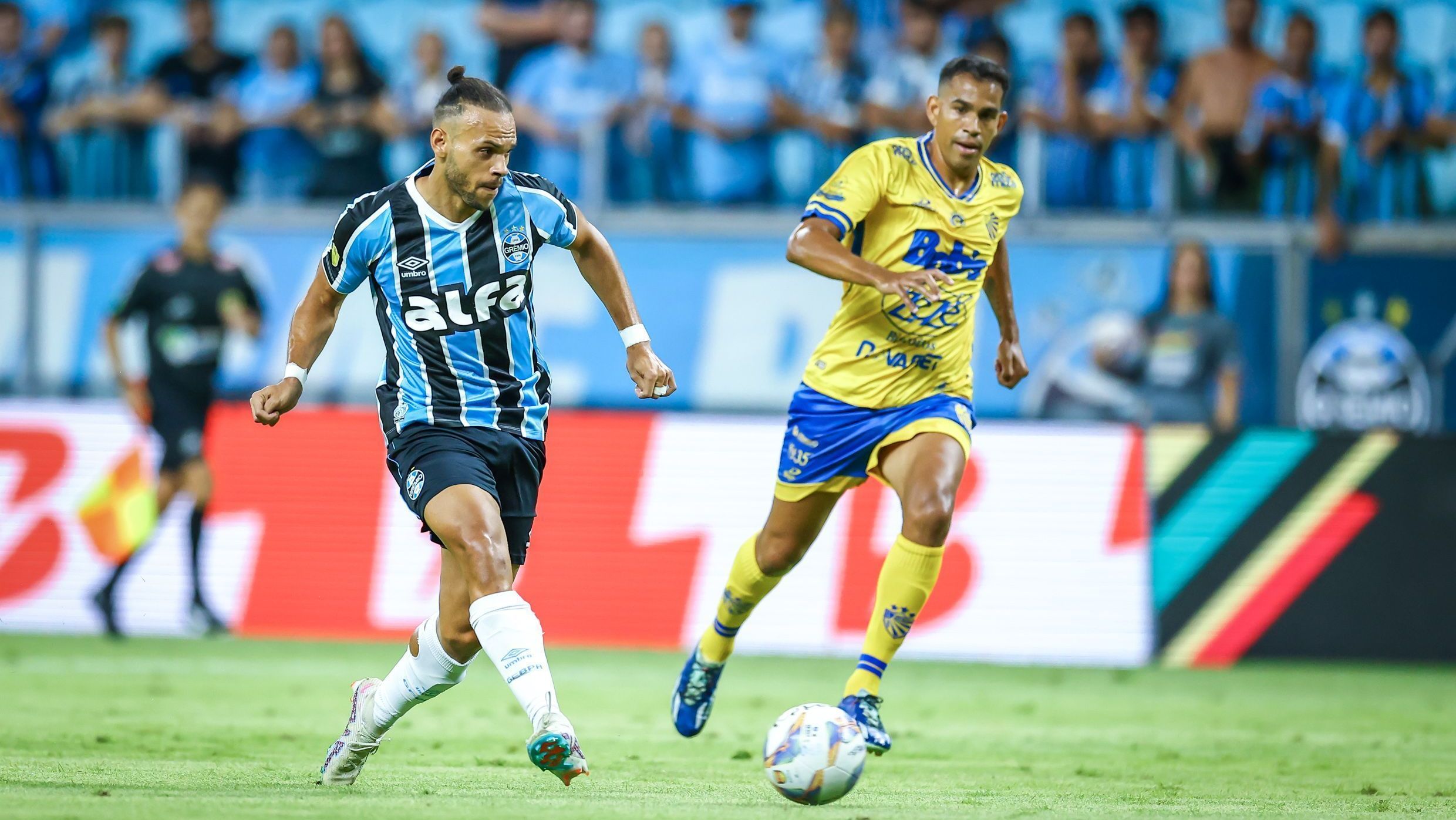 Braithwaite marca para o Grêmio contra o Pelotas