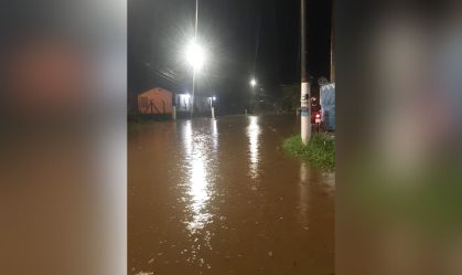 Forte chuva causa grande alagamento em Ubatuba, no litoral de SP