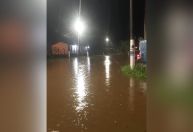 Forte chuva causa grande alagamento em Ubatuba, no litoral de SP