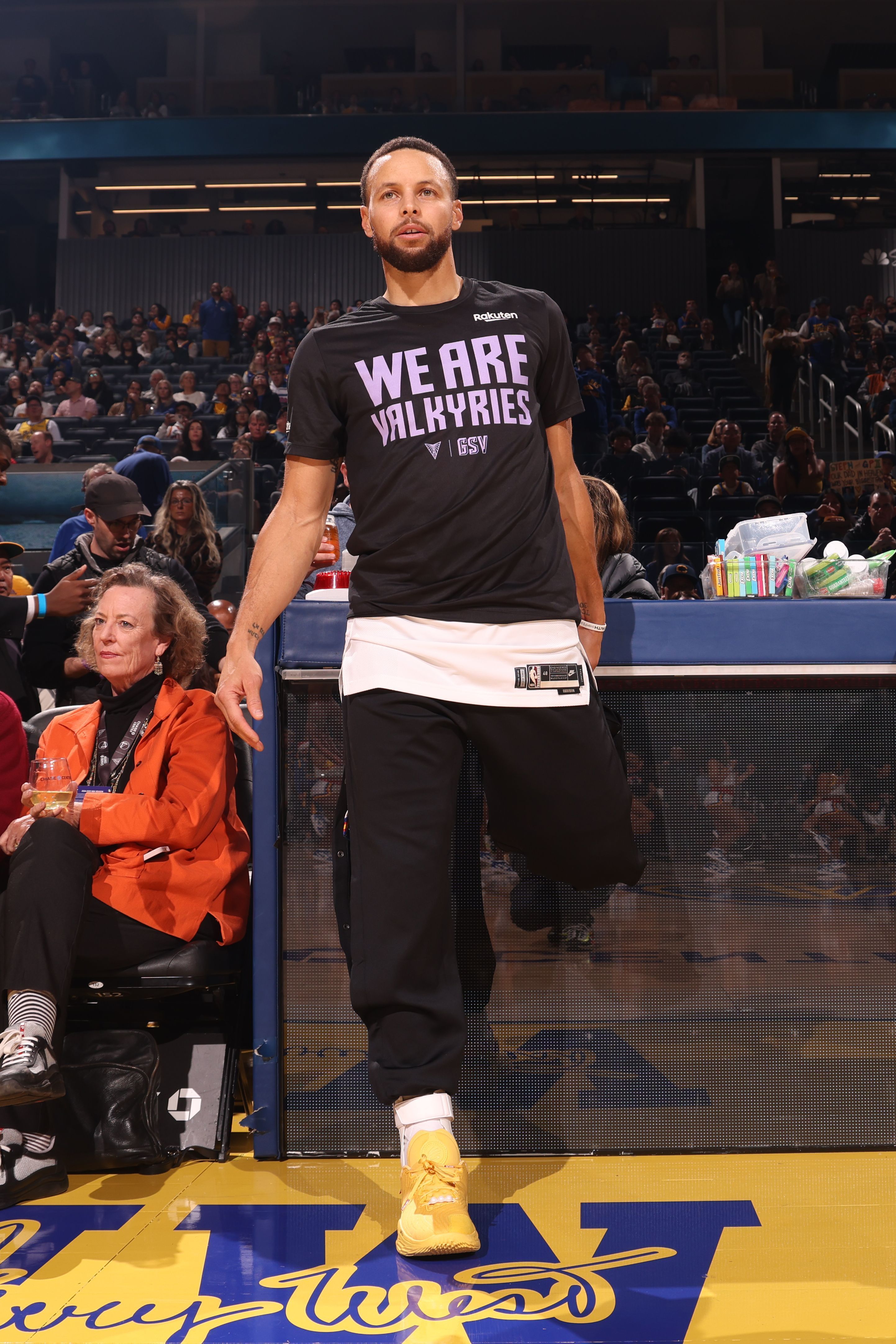 Curry, do Golden State, com a camisa do time feminino da cidade de São Francisco • Foto Divulgação / NBA