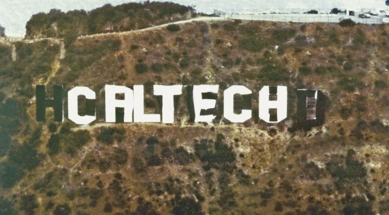 Pegadinha feita por alunos da Caltech em 1987 transformou o letreiro de Hollywood no nome da universidade • Reprodução/Caltech