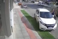 Impressionante: mulher escapa por pouco de atropelamento em SC; veja vídeo