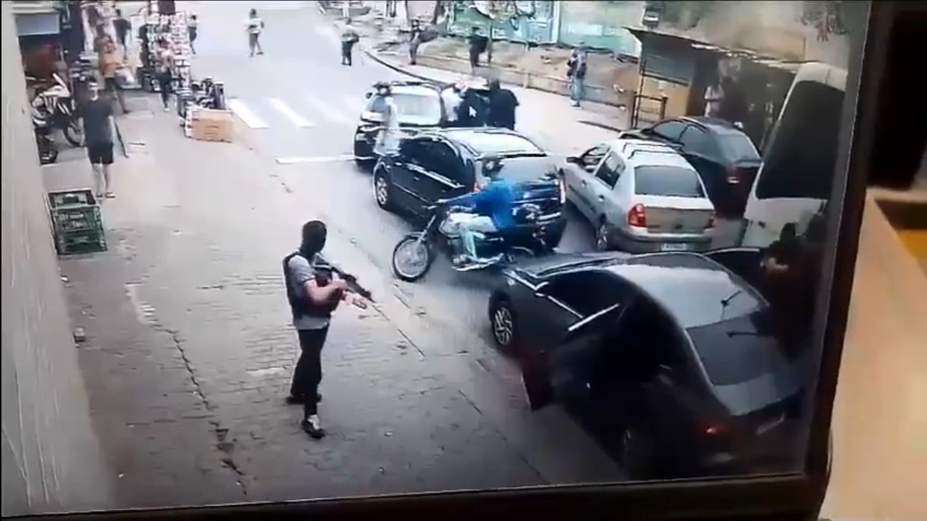 Momento em que os criminosos usam armamento pesado para sequestrar vítima em plena luz do dia no Rio
