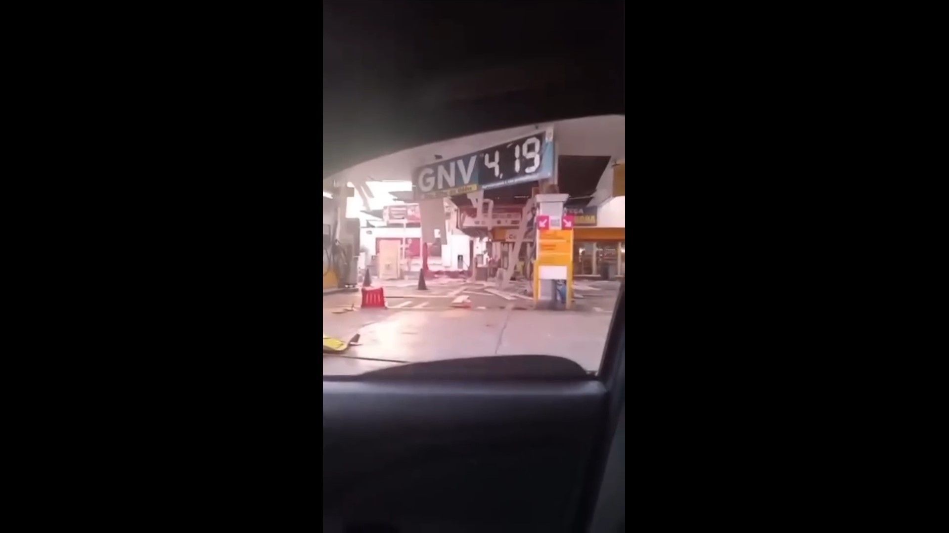 Posto ficou destruído no Rio após explosão de bomba