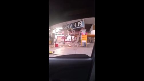 Posto ficou destruído no Rio após explosão de bomba