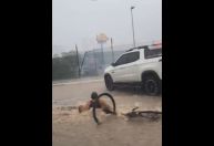 Ciclista é arrastado por correnteza em Maceió; Inmet alerta para mais chuva