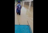 Vídeo: Moradores usam barco para se locomover em meio a enchentes em Olinda