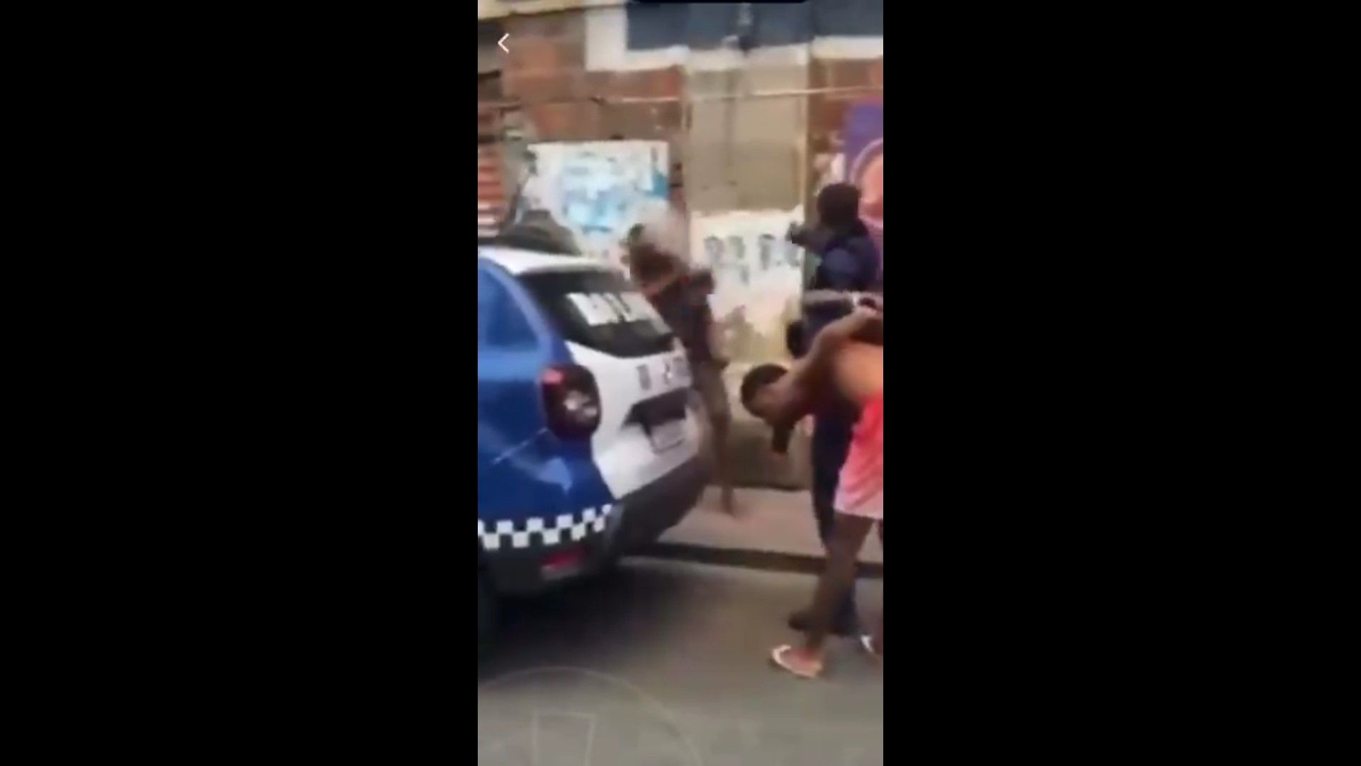Momento em que o guarda atira em homem que tentou interferir em abordagem em Salvador (BA)