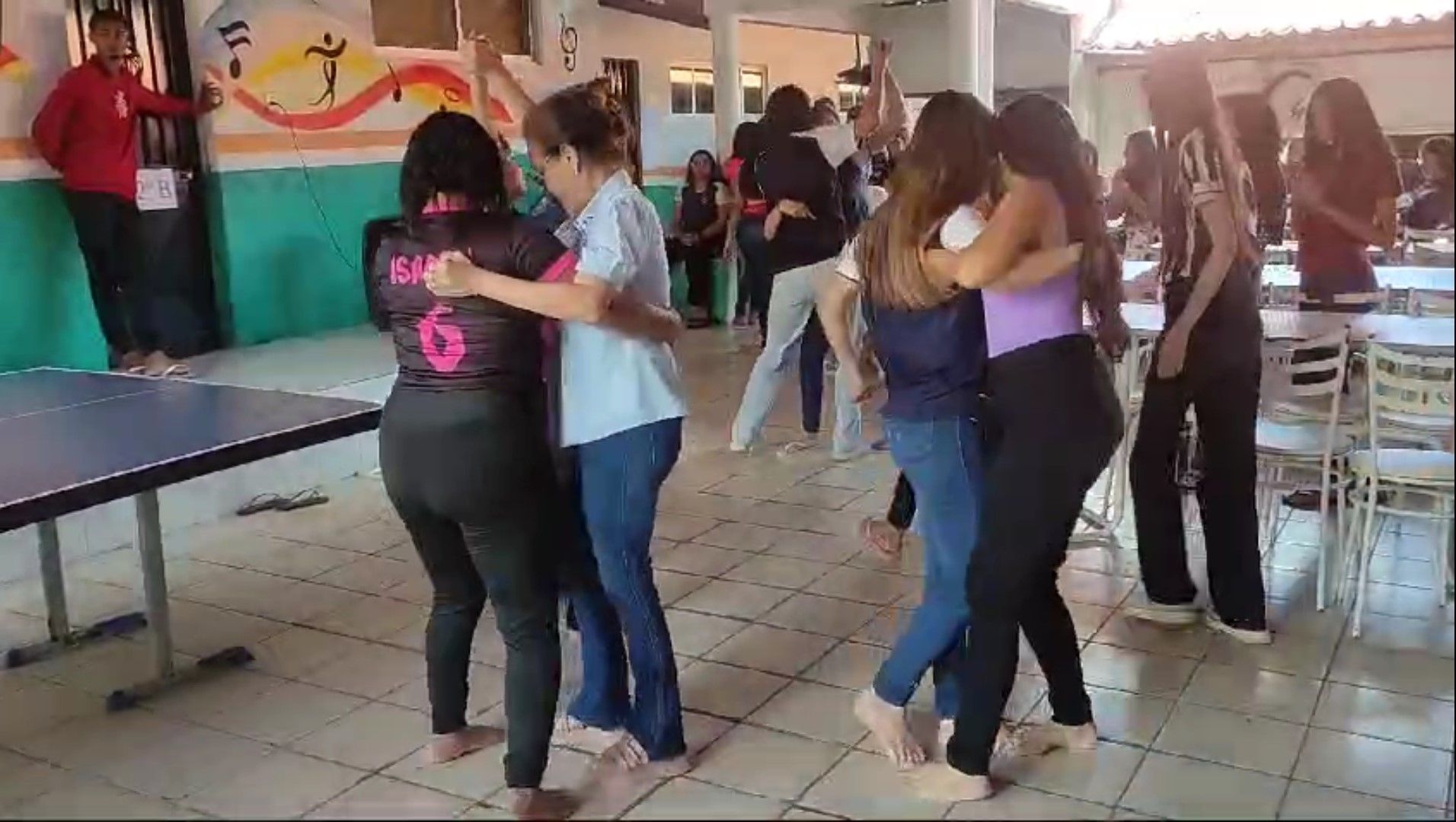 Sem celular, alunos dançam forró durante intervalo escolar no Ceará