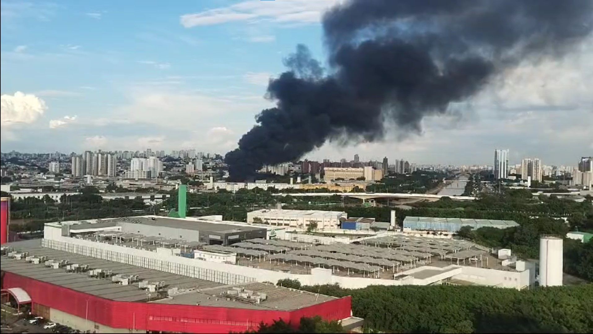 Incêndio atinge galpão no bairro do Limão, zona norte de São Paulo