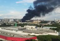 Incêndio de grandes proporções atinge galpão na zona norte de São Paulo