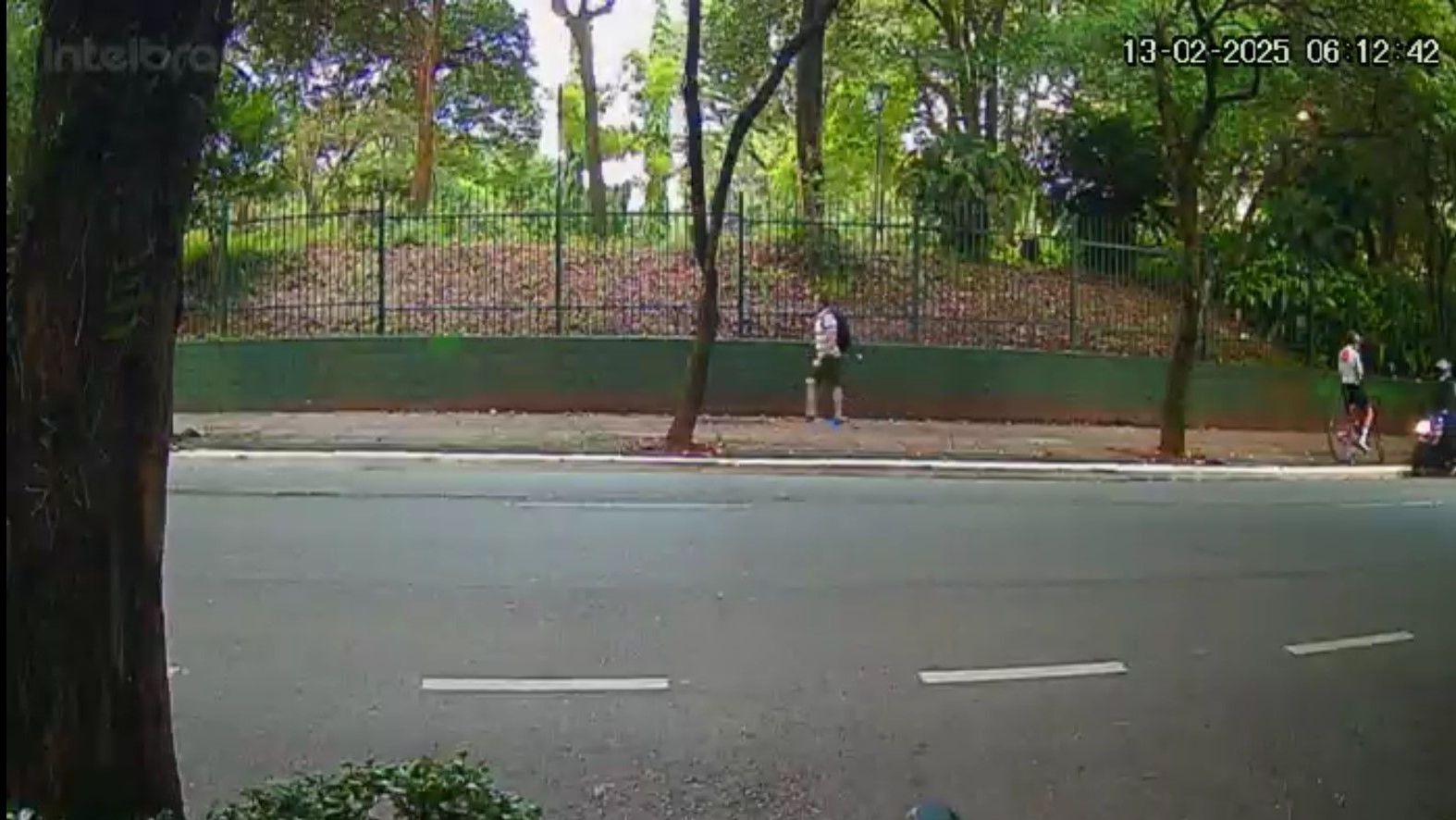 Momento em que os assaltantes abordam o ciclista e atiram