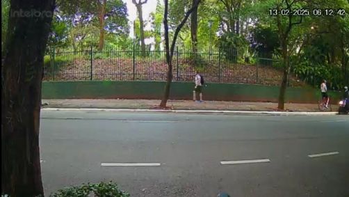 Momento em que os assaltantes abordam o ciclista e atiram