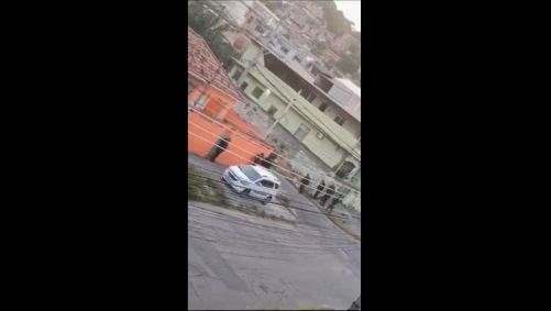 Movimentação de policiais durante operação no Complexo da Penha, na zona norte do Rio de Janeiro
