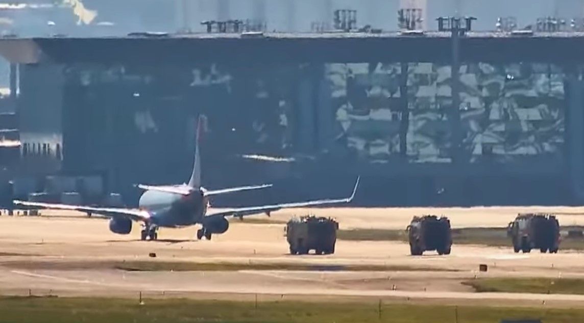 Viaturas dos bombeiros acompanham avião da Gol que pousou em Guarulhos após declarar "pan-pan"