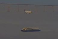 Veja o momento em que avião da Latam arremete após desviar de barco no Rio