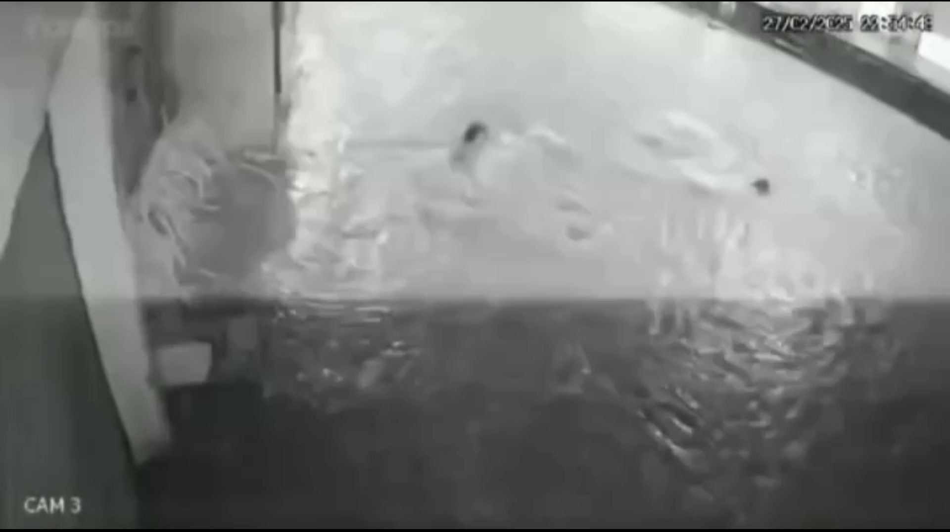 Momento em que a garota cai no bueiro em Fortaleza