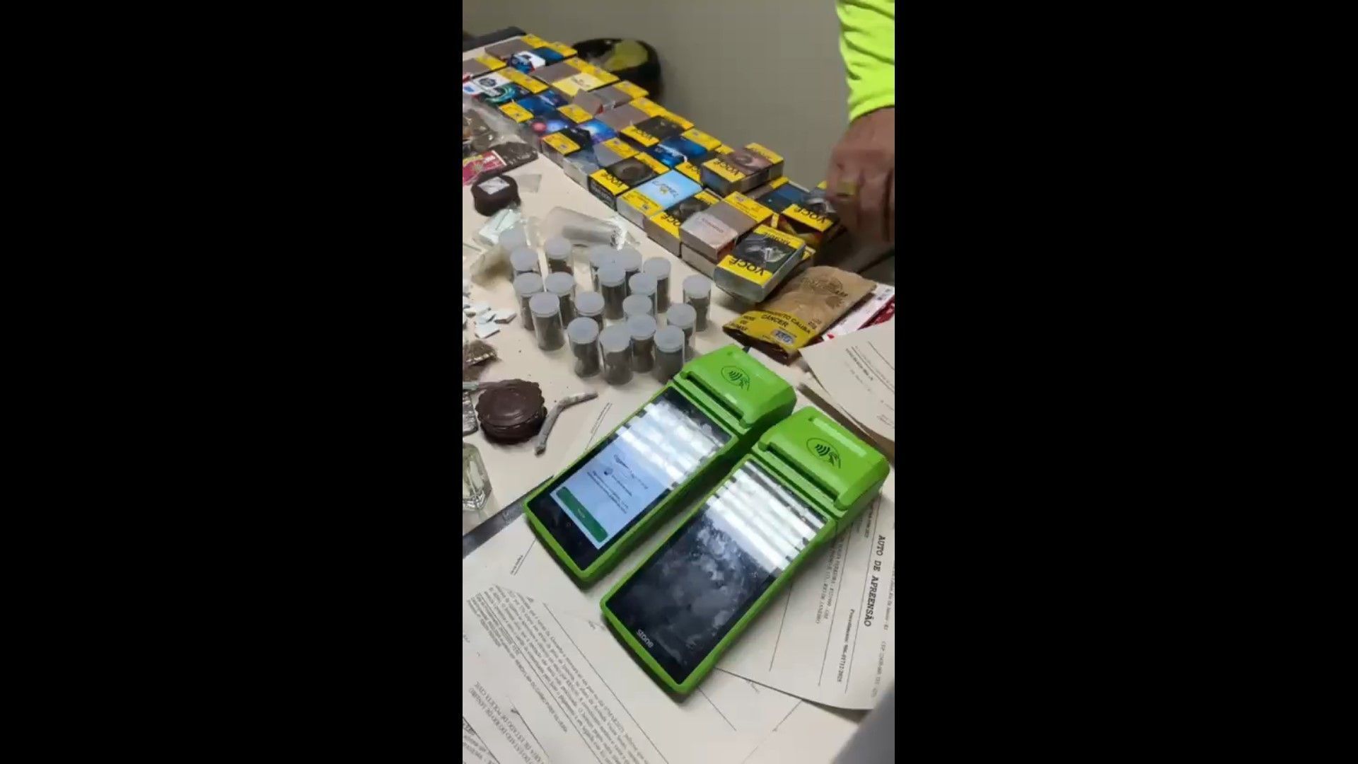 Além das maquininhas, foram aprendidos itens como cigarros e entorpecentes