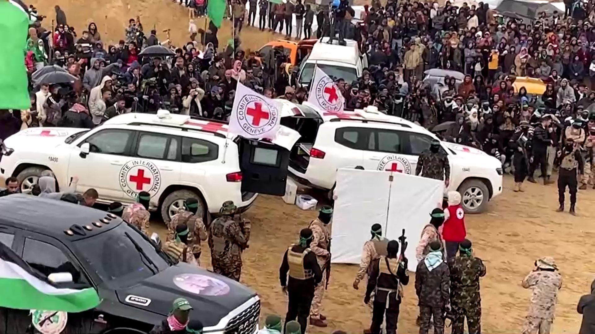 Hamas entrega caixões com os corpos de quatro refens israelenses para a Cruz Vermelha.