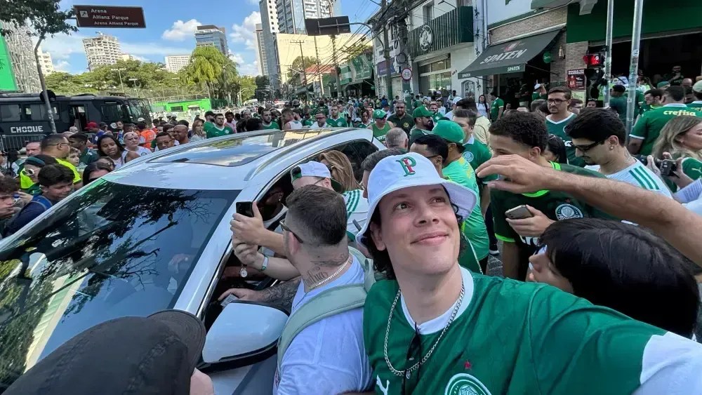 Carro do ex-jogador foi rodeado por fãs