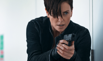 Charlize Theron critica obstáculos que atrizes enfrentam em filmes de ação