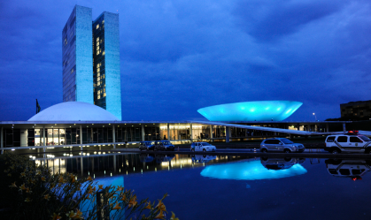 Congresso ganha iluminação azul em menção à Síndrome de Angelman
