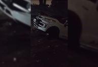 Temporal abre cratera e engole carro em São Paulo; assista