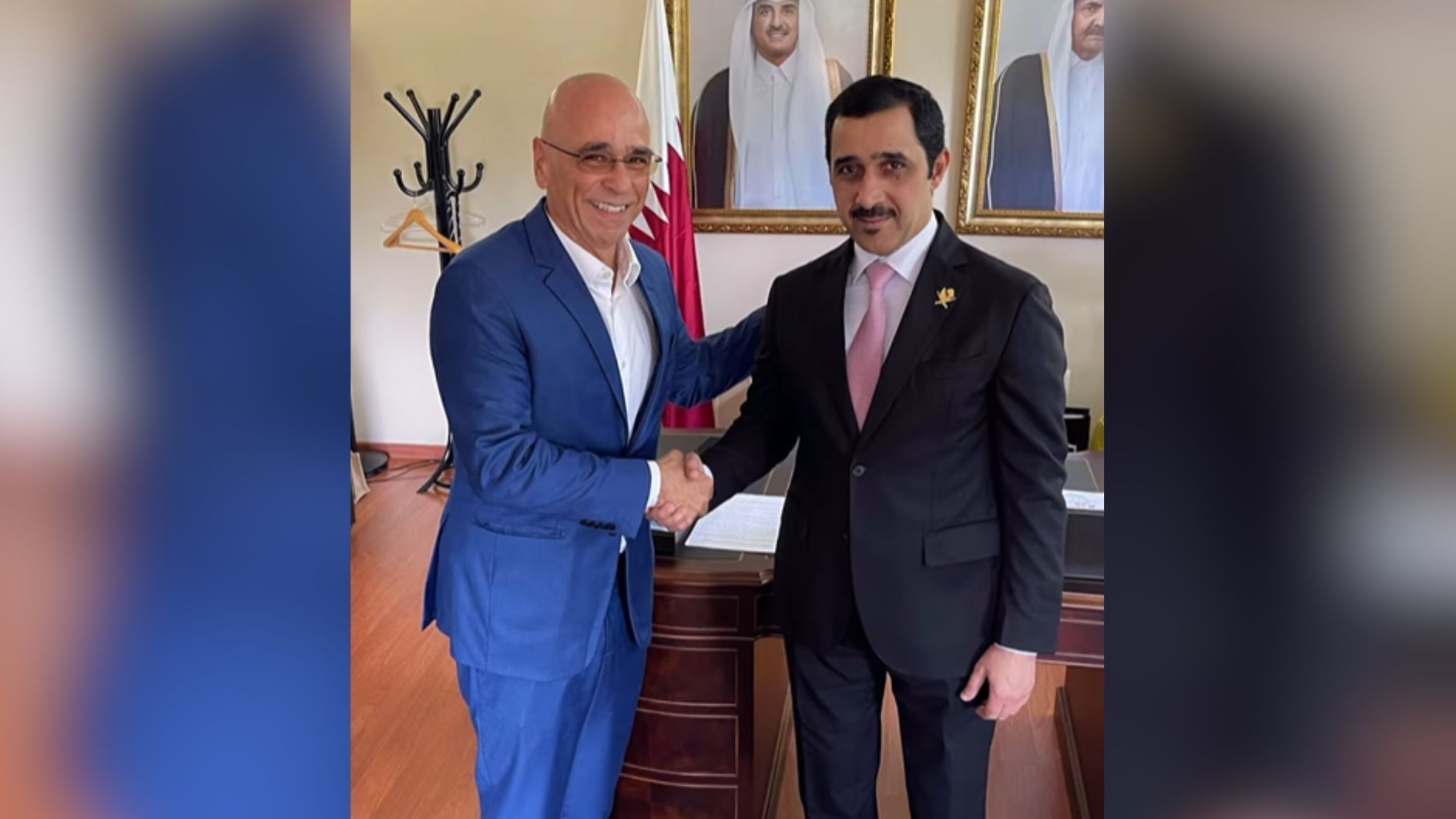 O prefeito de Guarujá (SP), à esquerda, cumprimenta Ahmed Mohammed Alshebani, embaixador do Catar no Brasil, em fevereiro de 2025