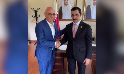 O prefeito de Guarujá (SP), à esquerda, cumprimenta Ahmed Mohammed Alshebani, embaixador do Catar no Brasil, em fevereiro de 2025