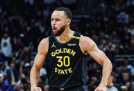 Curry atinge feito de LeBron e Jordan em vitória dos Warriors sobre Bucks