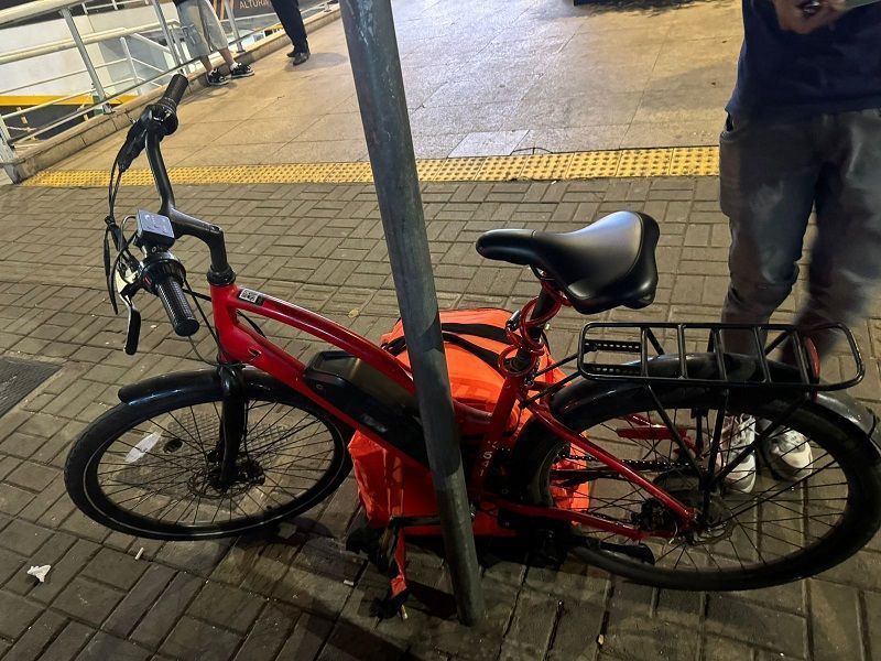 Imagem mostra bicicleta e "bag" de suposto entregador utilizada para roubar celulares na região da Paulista • Reprodução/SSP