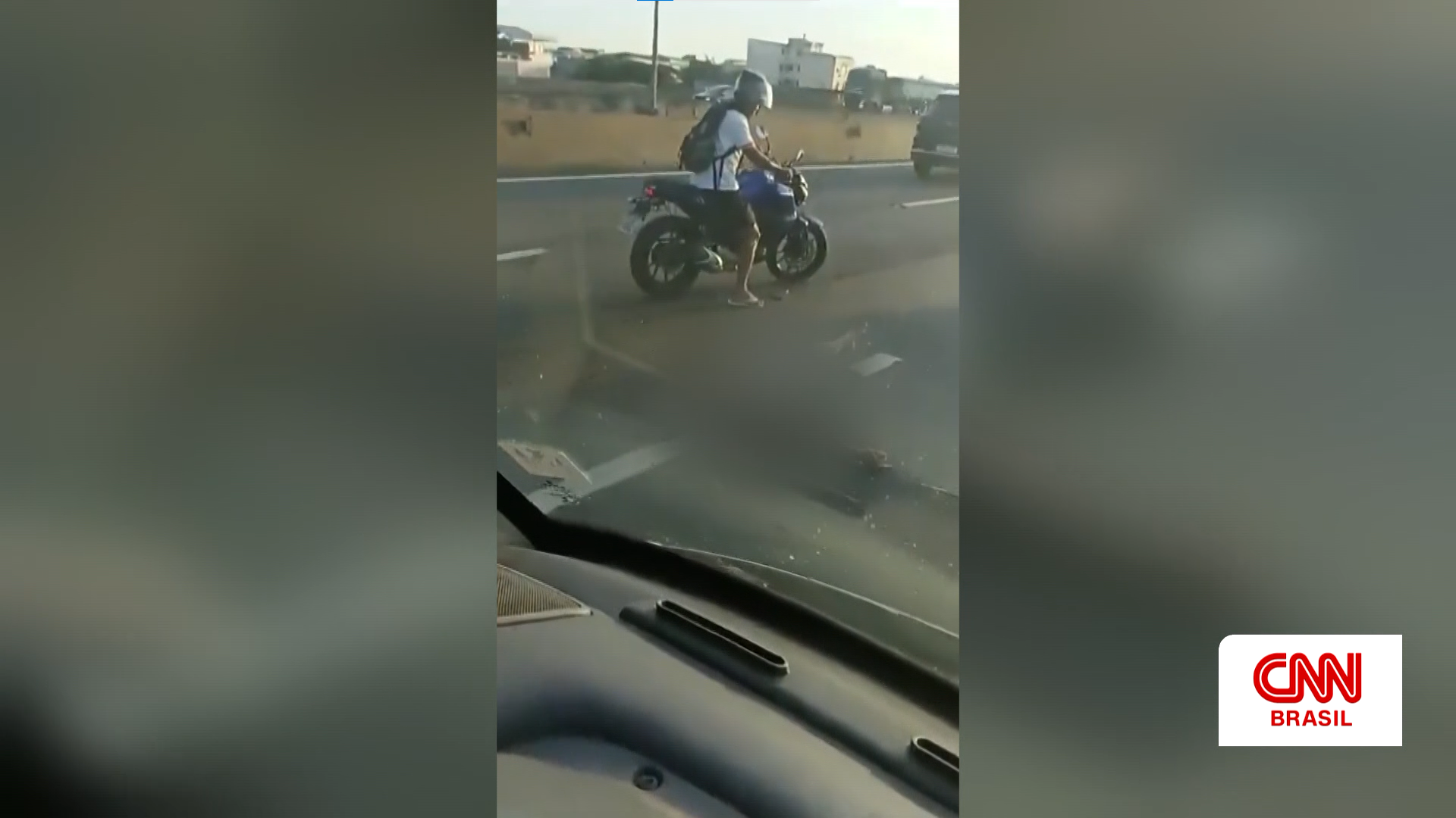 Momento em que o motociclista avista o corpo do agente do Degase e para para furtar o smartphone