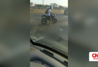 Homem furta celular de agente que morreu durante arrastão; veja vídeo