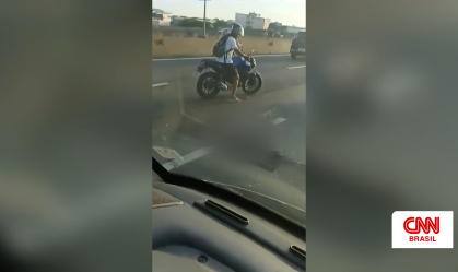 Momento em que o motociclista avista o corpo do agente do Degase e para para furtar o smartphone