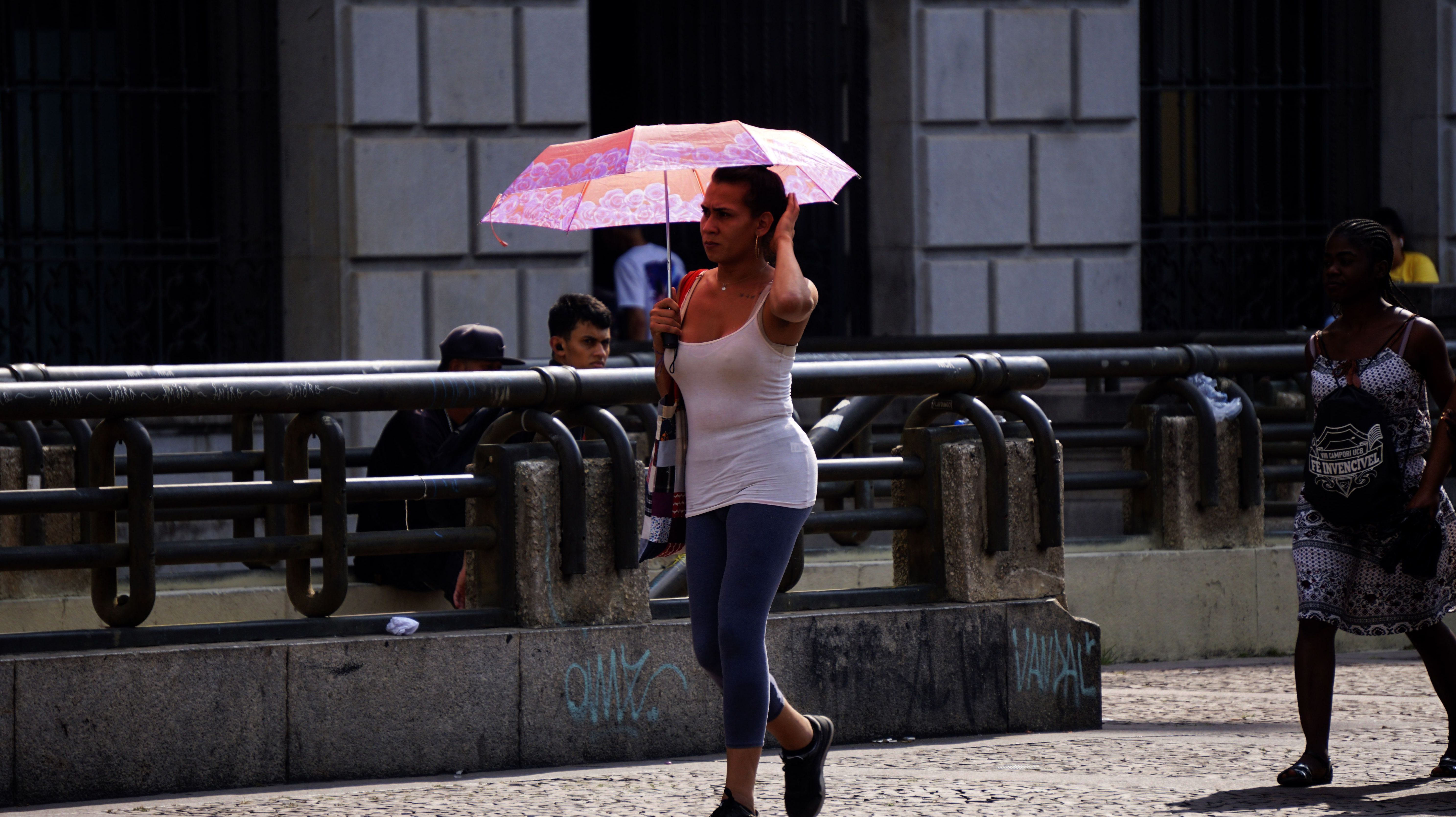 Pedestres enfrentam dia de calor na capital paulista